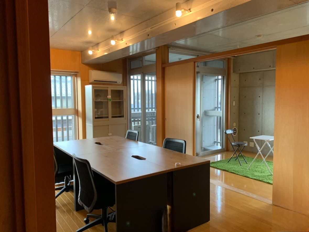 officeMainImageBlurLeft