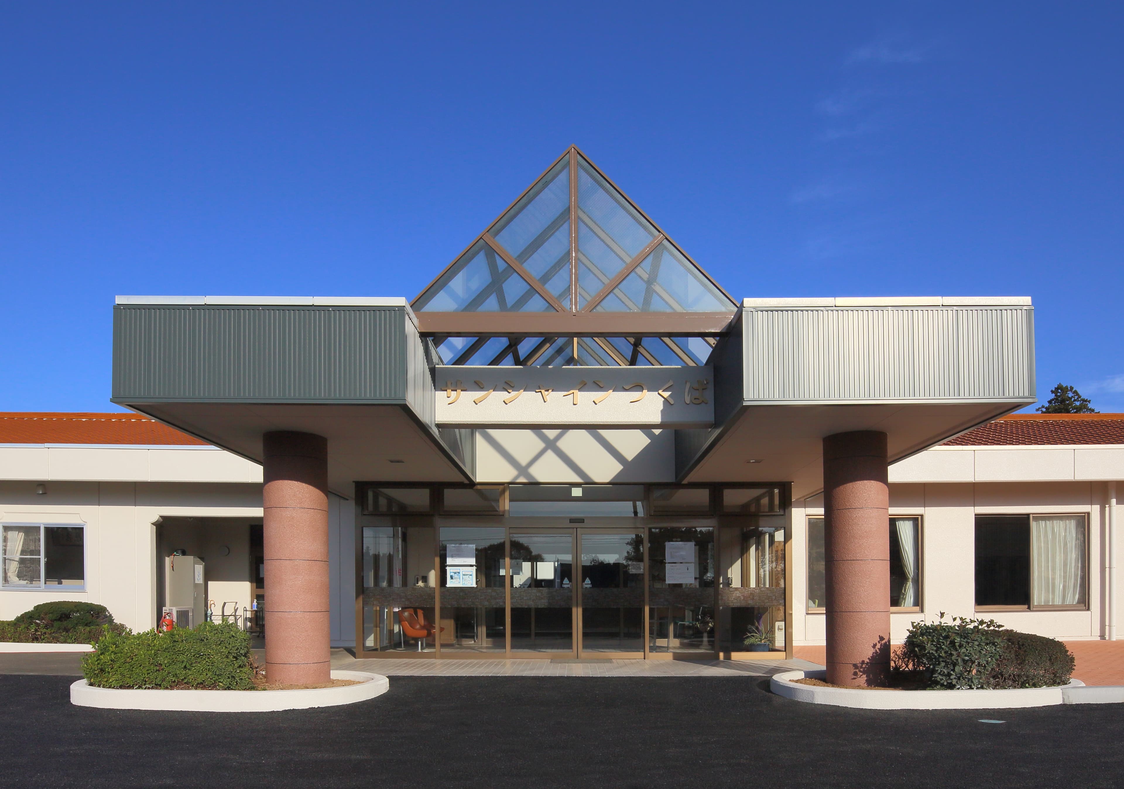 officeMainImageBlurLeft