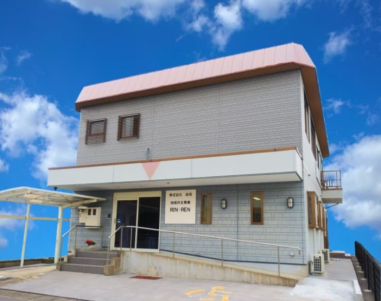 officeMainImageBlurLeft